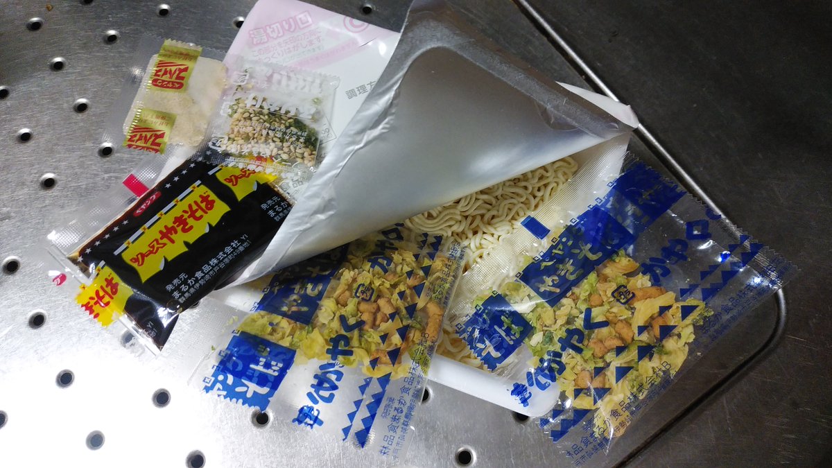 jetkiryu's tweet photo. 通常サイズのペヤングソースやきそばにかやくが2つ入っていてキャベツが大盛になりました。
#ペヤングソースやきそば
#ペヤング https://t.co/skYDquXjrw