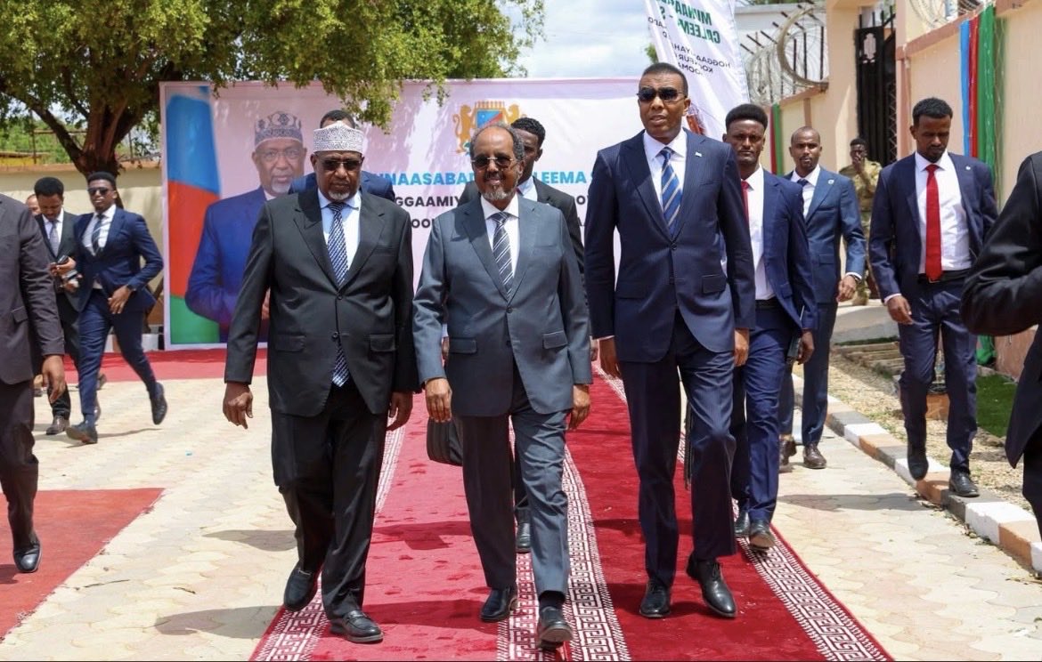 SuldanMohamed_'s tweet photo. 𝐒𝐨𝐮𝐭𝐡𝐰𝐞𝐬𝐭 𝐒𝐭𝐚𝐭𝐞: 𝐈𝐧𝐚𝐮𝐠𝐮𝐫𝐚𝐭𝐢𝐨𝐧, 𝐀𝐢𝐫𝐬𝐭𝐫𝐢𝐤𝐞𝐬, 𝐌𝐨𝐫𝐭𝐚𝐫 𝐀𝐭𝐭𝐚𝐜𝐤 & 𝐧𝐞𝐰 𝐕𝐢𝐜𝐞 𝐏𝐫𝐞𝐬𝐢𝐝𝐞𝐧𝐭

Federal Leaders attended the disputed inauguration of former BJFS Speaker & key Villa Somalia, Adan Madobe as leader of Southwest State. 

This comes as Turkish F16 fighter jets launched airstrikes on the outskirts of #Baydhabo as well as mortar attacks by pro-Laftagareen forces on Southwest state house with security remaining a major issue.

𝐕𝐏 𝐑𝐨𝐥𝐞 & 𝐐𝐮𝐞𝐬𝐭𝐢𝐨𝐧 𝐨𝐟 𝐋𝐨𝐰𝐞𝐫 𝐒𝐡𝐚𝐛𝐞𝐥𝐥𝐞

In a speech this afternoon, Hirshabelle state leader, Ali Gudlawe stated that the clan constituency of President Hassan Sheikh must have a VP role in Southwest state. 

Meanwhile, concerns have been raised by South West State politicians regarding alleged plans to incorporate the Lower Shabelle region into Banaadir to form a new administrative unit, a move they argue would significantly reduce the territory of South West State.

On the back of this, ousted leader Laftagareen continues to dispute the election. His allies hacked SWS State House Facebook page last week while his forces continue a hit & run approach in #Baydhabo. 

Amid the uncertainty, one thing remains clear: the political dispute over South West State is far from over and will only continue to escalate further.

#Somalia