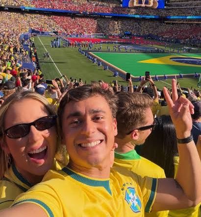 cassioolivveira's tweet photo. 🚨 VOCÊ SABIA? A Copa acabou pro Brasil, mas a FOLGA do senador Romário e do deputado Nikolas Ferreira vai continuar: semana que vem começa o RECESSO parlamentar.

Mas adivinha quem não tira folga de nada? Você, pobre trabalhador, que luta pelo fim da escala 6x1 que ninguém no Congresso tem pressa de acabar.