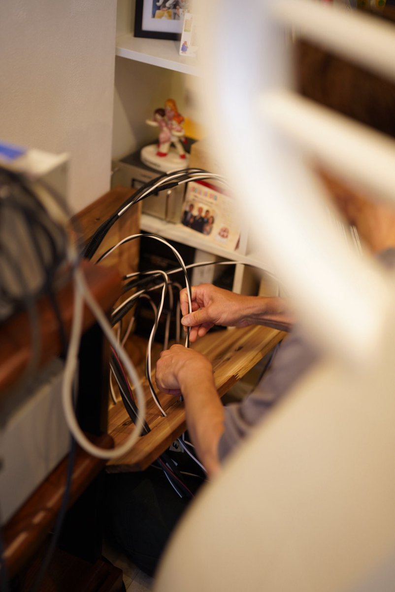 soundhunter1940's tweet photo. W様邸『妥協なきオーディオシステム』第3弾
本日はEMC設計様による電源工事当日！
鈴木様による丁寧な作業と、真剣かつ楽しく取り組む姿は同じオーディオに携わる者として勉強になりました☺️🙏
「初日はまだまだ」という効果でもすでに凄みを感じさせてくれました✨
ありがとうございました！ https://t.co/KcX8FophSW
