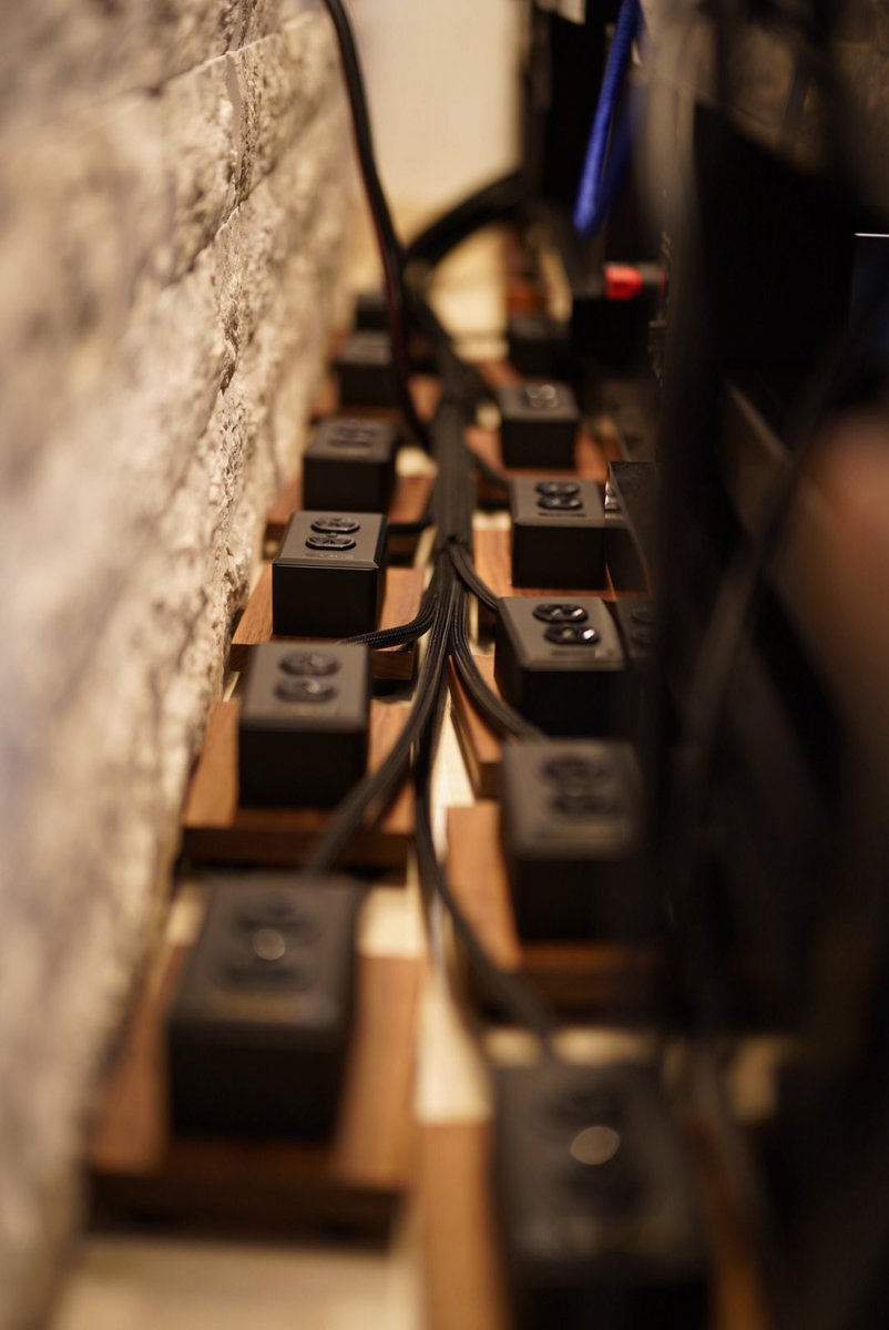 soundhunter1940's tweet photo. W様邸『妥協なきオーディオシステム』第3弾
本日はEMC設計様による電源工事当日！
鈴木様による丁寧な作業と、真剣かつ楽しく取り組む姿は同じオーディオに携わる者として勉強になりました☺️🙏
「初日はまだまだ」という効果でもすでに凄みを感じさせてくれました✨
ありがとうございました！ https://t.co/KcX8FophSW