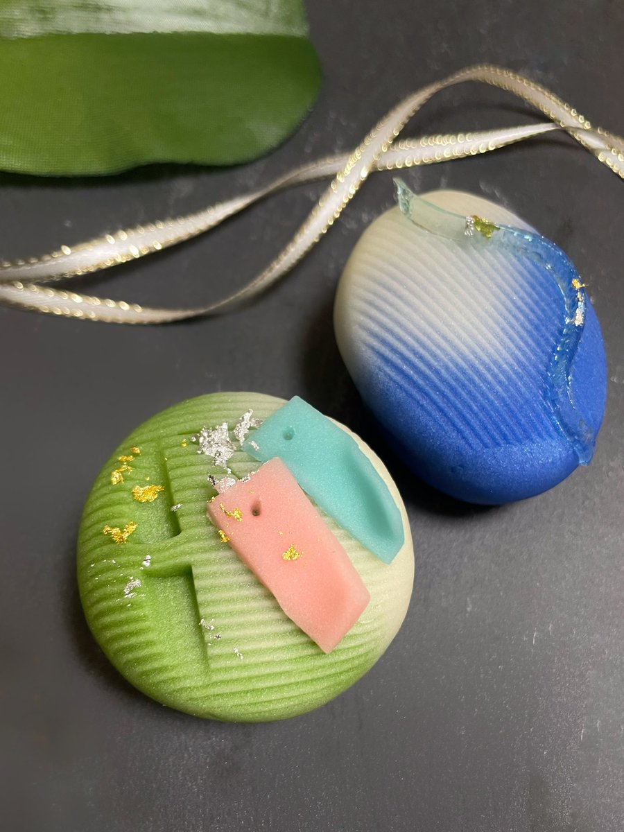 PyxisSweets's tweet photo. やっぱり、上生菓子という小さな小さな世界に、四季の景色を美しく、雄弁に映し出す和菓子って、本当に好き。

竹を「跡」で見せる。短冊の軽やかさは、角度や少しめくれた表情で見せる。
説明しすぎず、ちゃんと伝わる。 この美意識、たまらない。

#七夕 #清月堂 https://t.co/OuHc1FipuX