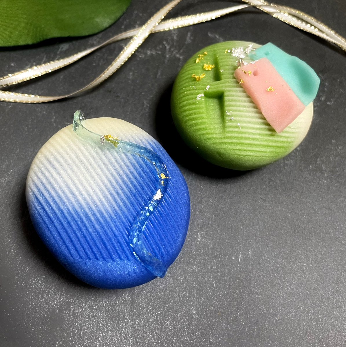 PyxisSweets's tweet photo. やっぱり、上生菓子という小さな小さな世界に、四季の景色を美しく、雄弁に映し出す和菓子って、本当に好き。

竹を「跡」で見せる。短冊の軽やかさは、角度や少しめくれた表情で見せる。
説明しすぎず、ちゃんと伝わる。 この美意識、たまらない。

#七夕 #清月堂 https://t.co/OuHc1FipuX