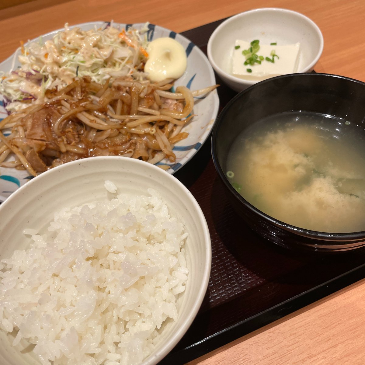 mikuru0929's tweet photo. お腹ペコペコの夜は……。がっつり食べられる『やよい軒』へ。ごはんが進むメニューばかりで目移りしてしまいます🍚

その中で選んだのは“しょうが焼定食”。間違いなしのセレクトでした😋 ごはんが進んで進んで、お腹パンパンになった夜でした🌙

#しょうが焼き
#やよい軒 https://t.co/z7aH3MePp8