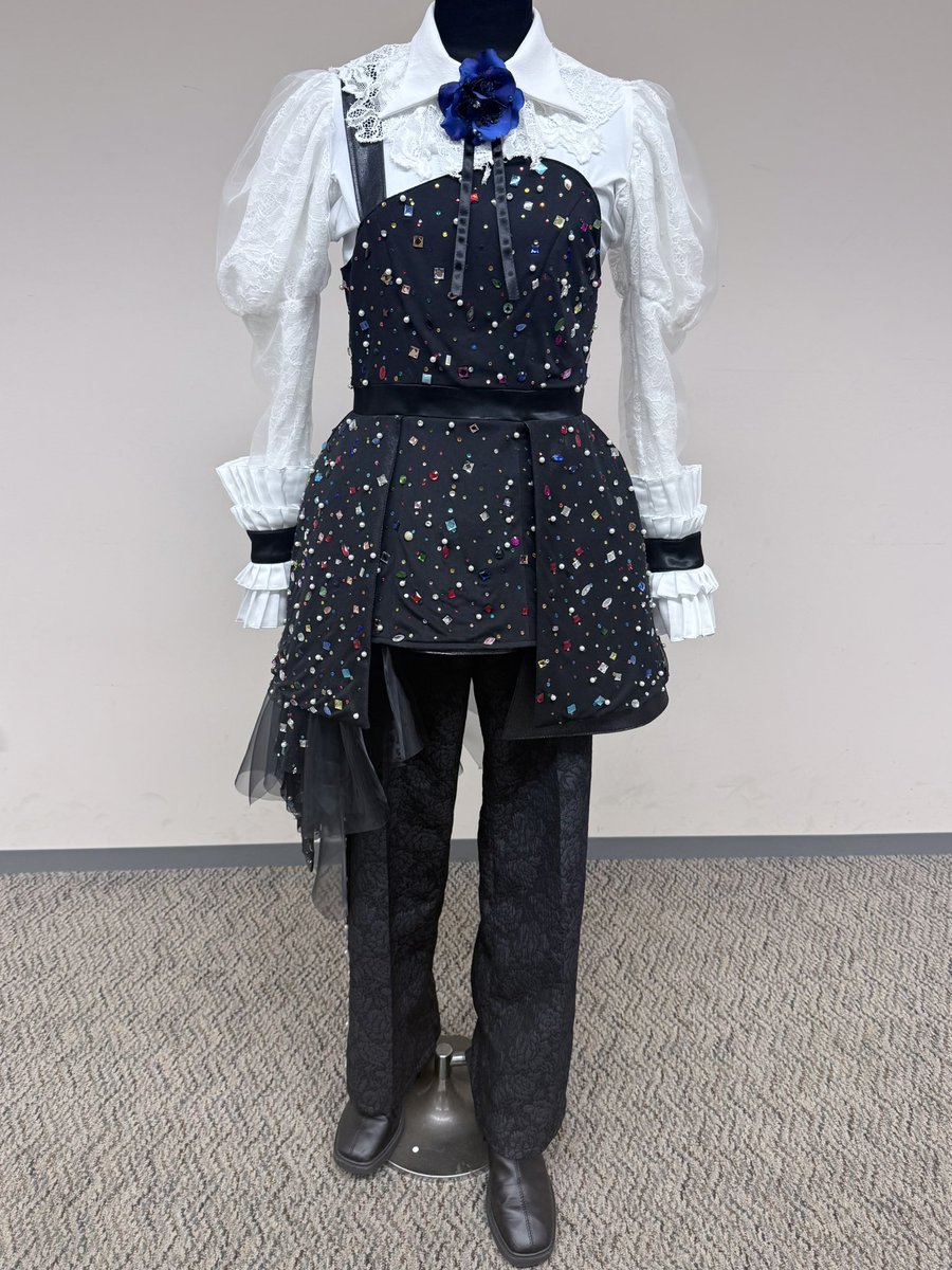 ado1024imokenp's tweet photo. Aoで2日間着用させていただきました衣装になります
アンコール衣装

そして衣装クレジットです⬇️
Costume Design & Styling : Megumi Date(UM)

Costume & Face Veil Decoration Design : Daisuke Tanaka

Costume Production : Ryotaro Fuji (87)

Face Veil Design & Production : Haruyo Inadome (Atlier Inadome)

Wardrobe  : Kie Sawamura