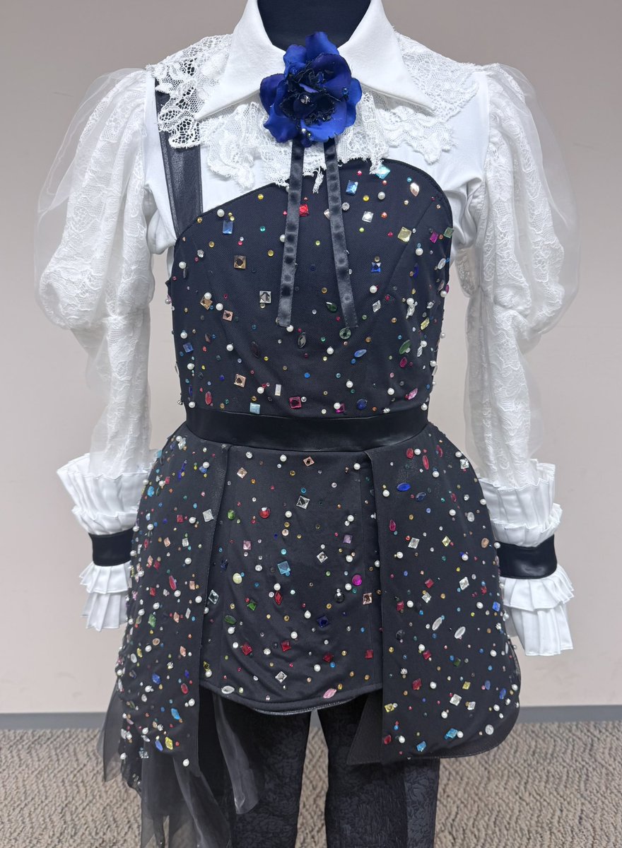 ado1024imokenp's tweet photo. Aoで2日間着用させていただきました衣装になります
アンコール衣装

そして衣装クレジットです⬇️
Costume Design & Styling : Megumi Date(UM)

Costume & Face Veil Decoration Design : Daisuke Tanaka

Costume Production : Ryotaro Fuji (87)

Face Veil Design & Production : Haruyo Inadome (Atlier Inadome)

Wardrobe  : Kie Sawamura