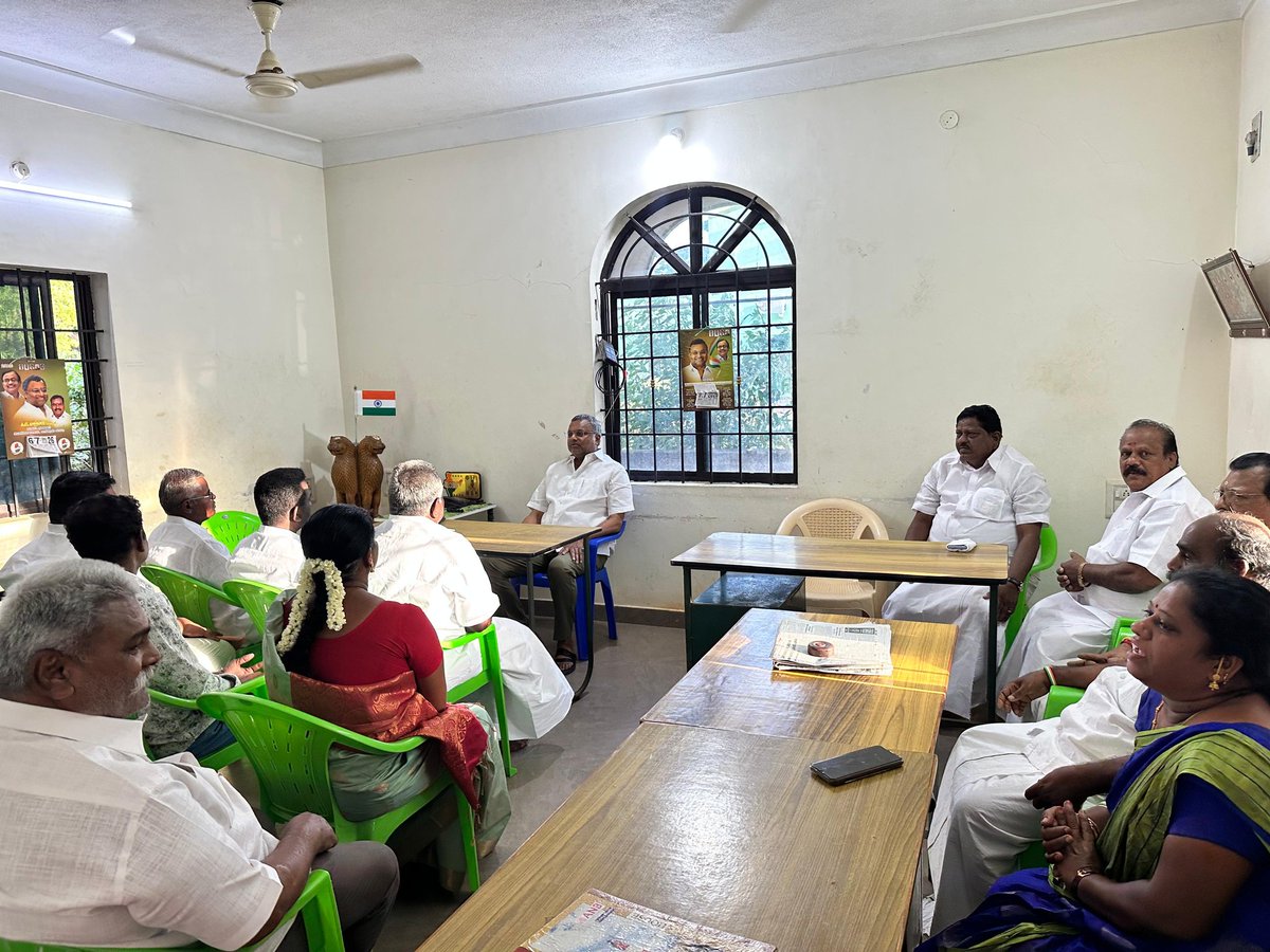 KartiPCoffice's tweet photo. சிவகங்கை தொகுதி பாராளுமன்ற உறுப்பினர் திரு. @KartiPC அவர்கள் சிவகங்கை MP அலுவலகத்தில் நம் இயக்க @INCTamilNadu @INCIndia நண்பர்களை சந்தித்தபோது #Congress #CongressParty #KartiPChidambaram #Sivaganga https://t.co/A6CIWUsm37