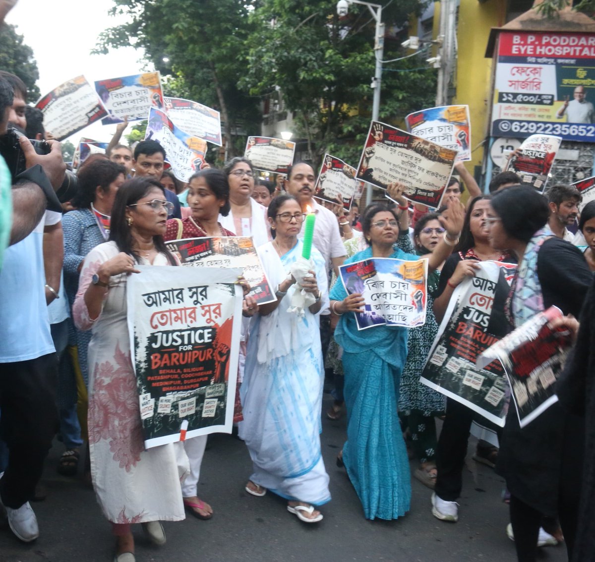 KunalGhoshAgain's tweet photo. বারুইপুরের ঘটনার প্রতিবাদে রাজপথে @MamataOfficial নেত্রী। পুলিশি বাধা দিয়েও আওয়াজ ঠেকানো যায়নি। https://t.co/yTUP4hLbRP