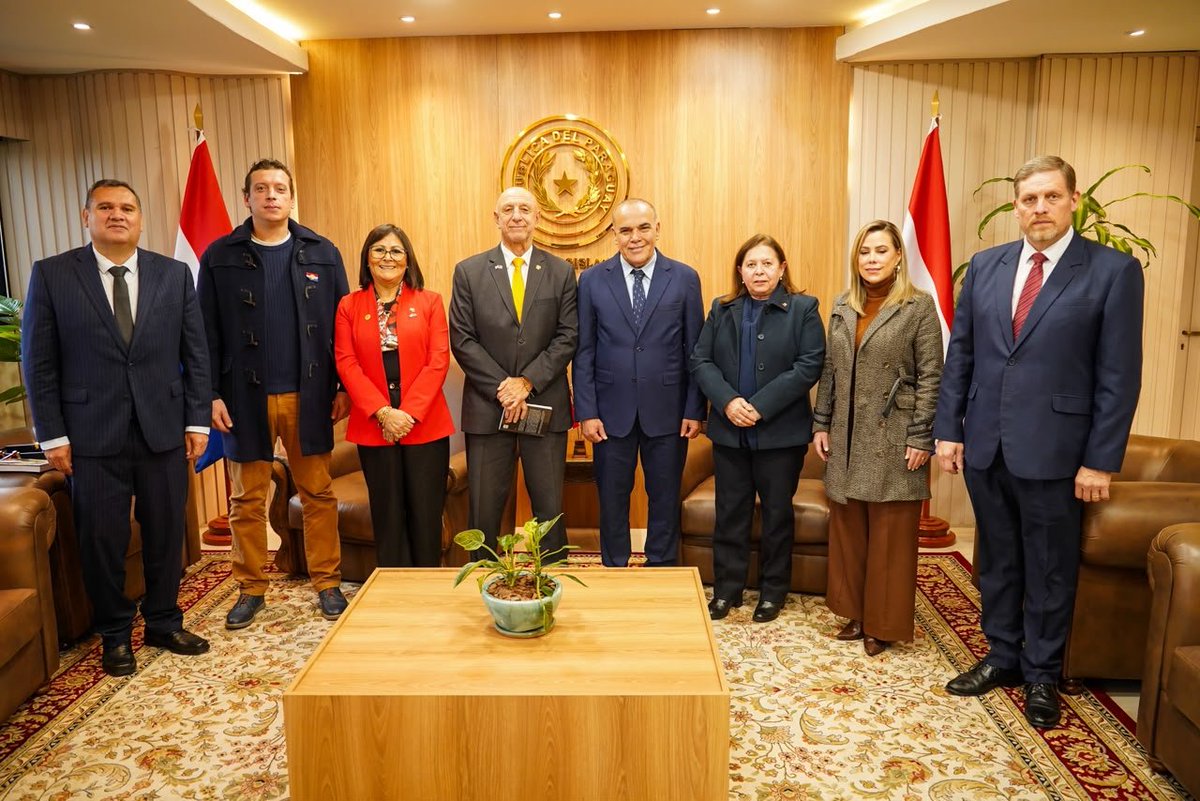ElRolfi_Py's tweet photo. El senador @bachinunezpy, presidente del Congreso Nacional, recibió la visita de los congresistas de Perú: María Acuña Y José Cueto, miembros de la Liga Parlamentaria de Amistad Paraguay y Perú. 

Acompaña la Embajadora del Perú, Antonia Masana.
📍 Sala "Paz del Chaco" https://t.co/RQjr8T75W2