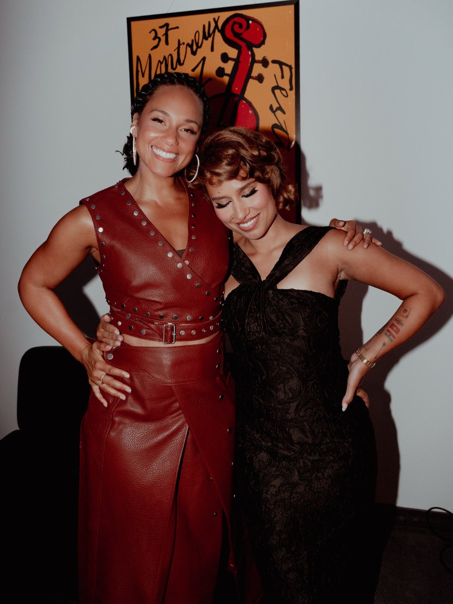 RayeUpdate's tweet photo. 📸 Raye and Alicia Keys backstage at Montreux Jazz Festival! https://t.co/CjYC03iUnJ