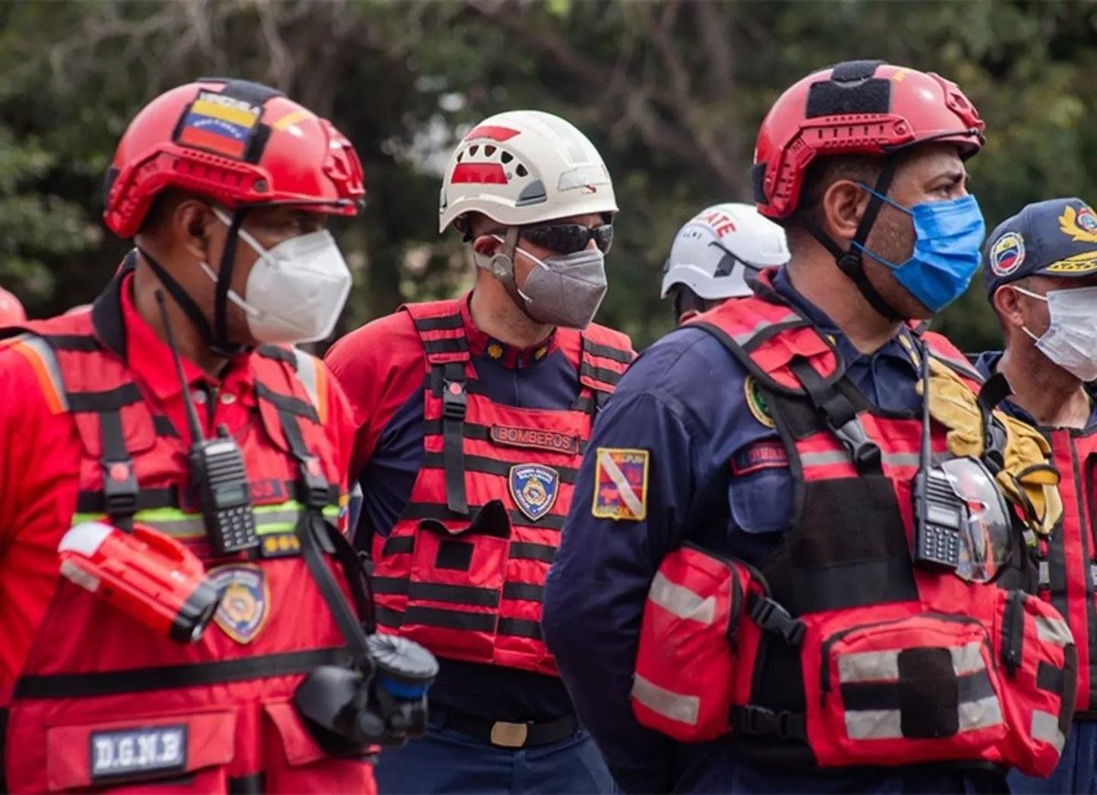 Chini2017's tweet photo. Nuestros héroes de Protección Civil y bomberos trabajan sin descanso en las zonas afectadas por los sismos. #ProtegerYSalvarVidas https://t.co/ea8m0QKrVf
