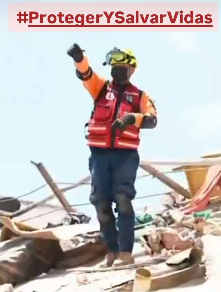Chini2017's tweet photo. Nuestros héroes de Protección Civil y bomberos trabajan sin descanso en las zonas afectadas por los sismos. #ProtegerYSalvarVidas https://t.co/ea8m0QKrVf