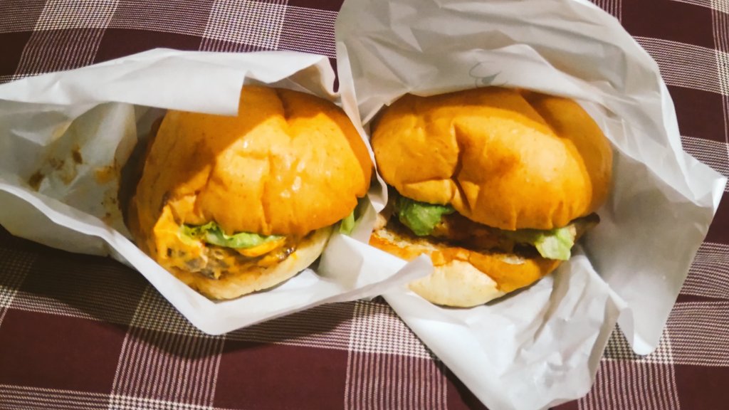 tsutan244's tweet photo. 夜食は、新宿サードバーガーさんのお土産🍔🍔✨

今日も🈵足な１日でした♪

#ﾕﾅｲﾃｯﾄﾞC https://t.co/VmwUcgS7oU