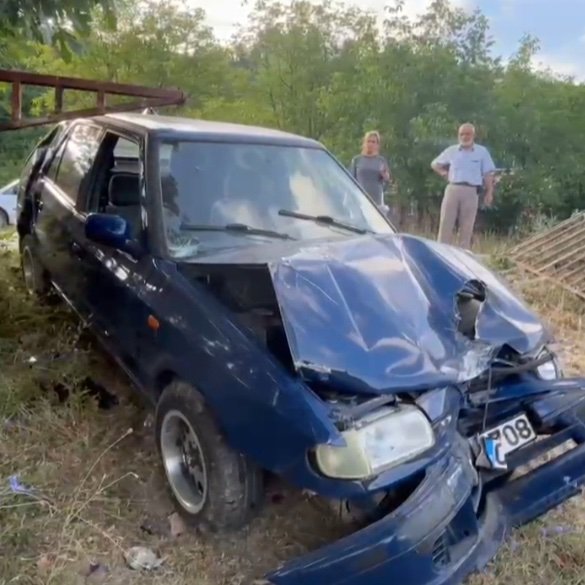 efsanegaragetr's tweet photo. Bartın'da kaza yapan sürücü, aracını olay yerinde bırakıp evine uyumaya gitti.

"İstanbul'dan seyahatten geldim, yorgundum uyumuşum." https://t.co/MiRbTwi9zP