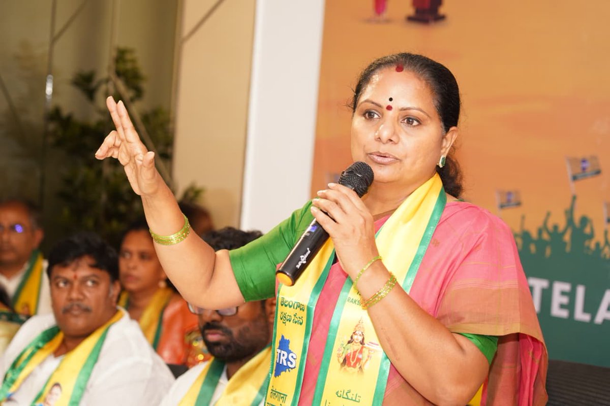 OfficeOfKavitha's tweet photo. బీసీలకు 50 శాతం రిజర్వేషన్ల కోసం ఆగస్టు 6న భారీ బహిరంగ సభ

జయశంకర్ సార్ జన్మదినం సందర్భంగా బీసీ రిజర్వేషన్ల సాధనకు సంకల్పం తీసుకుందాం

   - తెలంగాణ రక్షణ సేన అధ్యక్షులు కల్వకుంట్ల కవిత గారు

🔹బీసీలకు 50 శాతం రిజర్వేషన్లు సాధించేందుకు ఆగస్టు 6న హైదరాబాద్ లో భారీ బహిరంగ సభ నిర్వహిస్తున్నామని తెలంగాణ రక్షణ సేన అధ్యక్షులు కల్వకుంట్ల కవిత ప్రకటించారు. సోమవారం బంజారాహిల్స్ లోని టీఆర్ఎస్ ఆఫీస్ లో నిర్వహించిన పార్టీ బీసీ నాయకుల సమావేశంలో ఆమె మాట్లాడారు. ప్రొఫెసర్ జయశంకర్ సార్ జయంతి సందర్భంగా బీసీలకు 50 శాతం రిజర్వేషన్ల సాధన కోసం సంకల్పం తీసుకుంటామని తెలిపారు. ‘‘సామాజిక న్యాయ తెలంగాణ సాధన సభ’’ పేరుతో బహిరంగ సభ నిర్వహిస్తామన్నారు. బీసీలతో పాటు సమాజంలోని అన్ని వర్గాల వారిని ఒక్కతాటిపైకి తీసువచ్చి కేంద్ర, రాష్ట్ర ప్రభుత్వాలపై ఒత్తిడి పెంచుతామన్నారు. ముందు భౌగోళిక తెలంగాణ సాధించుకుందాం.. ఆ తర్వాత సామాజిక న్యాయ తెలంగాణ సాధన కోసం పాటు పడుదామన్న ప్రొఫెసర్ జయశంకర్ గారి సూచనల మేరకు తాము 5‌0 శాతం బీసీ రిజర్వేషన్ల సాధన కోసం పాటు పడుతున్నామని తెలిపారు. జనాభా దామాషా ప్రకారం బీసీ రిజర్వేషన్ల సాధన కోసం తెలంగాణ జాగృతి, టీఆర్ఎస్ రెండేళ్లుగా ప్రజాక్షేత్రంలో పని చేస్తున్నాయని గుర్తు చేశారు.

🔹ఆగస్టు 6న హైదరాబాద్ వేదికగా మనం నిర్వహించే బీసీలకు 50 శాతం రిజర్వేషన్ల సాధన సభ దేశ గతినే మార్చేస్తుందని విశ్వాసం వ్యక్తం చేశారు. తమిళనాడులోని స్కూళ్లలో ఎన్జీఆర్ ప్రారంభించిన మధ్యాహ్న భోజన పథకాన్ని ఇప్పుడు దేశవ్యాప్తంగా అమలు చేస్తున్నారని తెలిపారు. అదే విధంగా దేశవ్యాప్తంగా బీసీలకు 50 శాతం రిజర్వేషన్ల సాధన కోసం చేసే ఉద్యమాలకు హైదరాబాద్ సభ దిక్సూచీగా నిలుస్తుందన్నారు. ఆగస్టు 6 జయశంకర్ సార్ జయంతిని టీఆర్ఎస్ పార్టీ సామాజిక న్యాయ తెలంగాణ దినోత్సవంగా నిర్వహిస్తుందని తెలిపారు. తాము చేసిన ఉద్యమాలకు తలొగ్గే రాష్ట్రంలోని కాంగ్రెస్ ప్రభుత్వం బీసీలకు విద్య, ఉద్యోగాల్లో 42 శాతం, స్థానిక సంస్థల్లో 42 శాతం రిజర్వేషన్లు కల్పించేలా రెండు వేర్వేరు బిల్లులు అసెంబ్లీ, కౌన్సిల్ లో పాస్ చేసి కేంద్రానికి పంపిందన్నారు. కేంద్ర ప్రభుత్వం ఆ బిల్లులకు ఆమోదం తెలిపేలా రాష్ట్ర ప్రభుత్వం నుంచి కనీస ప్రయత్నాలు కూడా చేయడం లేదన్నారు. ‘‘మనమెంతో మనకంత’’ అనే నినాదం సాకారం కావాలంటే అన్ని వర్గాలను కలుపుకొని 50 శాతం రిజర్వేషన్ల సాధన కోసం ఐక్య ఉద్యమాలు చేద్దామని పిలుపునిచ్చారు.