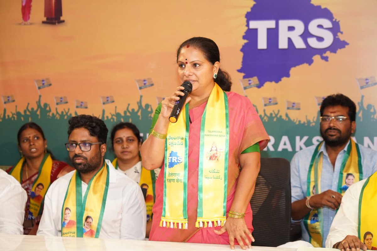 OfficeOfKavitha's tweet photo. బీసీలకు 50 శాతం రిజర్వేషన్ల కోసం ఆగస్టు 6న భారీ బహిరంగ సభ

జయశంకర్ సార్ జన్మదినం సందర్భంగా బీసీ రిజర్వేషన్ల సాధనకు సంకల్పం తీసుకుందాం

   - తెలంగాణ రక్షణ సేన అధ్యక్షులు కల్వకుంట్ల కవిత గారు

🔹బీసీలకు 50 శాతం రిజర్వేషన్లు సాధించేందుకు ఆగస్టు 6న హైదరాబాద్ లో భారీ బహిరంగ సభ నిర్వహిస్తున్నామని తెలంగాణ రక్షణ సేన అధ్యక్షులు కల్వకుంట్ల కవిత ప్రకటించారు. సోమవారం బంజారాహిల్స్ లోని టీఆర్ఎస్ ఆఫీస్ లో నిర్వహించిన పార్టీ బీసీ నాయకుల సమావేశంలో ఆమె మాట్లాడారు. ప్రొఫెసర్ జయశంకర్ సార్ జయంతి సందర్భంగా బీసీలకు 50 శాతం రిజర్వేషన్ల సాధన కోసం సంకల్పం తీసుకుంటామని తెలిపారు. ‘‘సామాజిక న్యాయ తెలంగాణ సాధన సభ’’ పేరుతో బహిరంగ సభ నిర్వహిస్తామన్నారు. బీసీలతో పాటు సమాజంలోని అన్ని వర్గాల వారిని ఒక్కతాటిపైకి తీసువచ్చి కేంద్ర, రాష్ట్ర ప్రభుత్వాలపై ఒత్తిడి పెంచుతామన్నారు. ముందు భౌగోళిక తెలంగాణ సాధించుకుందాం.. ఆ తర్వాత సామాజిక న్యాయ తెలంగాణ సాధన కోసం పాటు పడుదామన్న ప్రొఫెసర్ జయశంకర్ గారి సూచనల మేరకు తాము 5‌0 శాతం బీసీ రిజర్వేషన్ల సాధన కోసం పాటు పడుతున్నామని తెలిపారు. జనాభా దామాషా ప్రకారం బీసీ రిజర్వేషన్ల సాధన కోసం తెలంగాణ జాగృతి, టీఆర్ఎస్ రెండేళ్లుగా ప్రజాక్షేత్రంలో పని చేస్తున్నాయని గుర్తు చేశారు.

🔹ఆగస్టు 6న హైదరాబాద్ వేదికగా మనం నిర్వహించే బీసీలకు 50 శాతం రిజర్వేషన్ల సాధన సభ దేశ గతినే మార్చేస్తుందని విశ్వాసం వ్యక్తం చేశారు. తమిళనాడులోని స్కూళ్లలో ఎన్జీఆర్ ప్రారంభించిన మధ్యాహ్న భోజన పథకాన్ని ఇప్పుడు దేశవ్యాప్తంగా అమలు చేస్తున్నారని తెలిపారు. అదే విధంగా దేశవ్యాప్తంగా బీసీలకు 50 శాతం రిజర్వేషన్ల సాధన కోసం చేసే ఉద్యమాలకు హైదరాబాద్ సభ దిక్సూచీగా నిలుస్తుందన్నారు. ఆగస్టు 6 జయశంకర్ సార్ జయంతిని టీఆర్ఎస్ పార్టీ సామాజిక న్యాయ తెలంగాణ దినోత్సవంగా నిర్వహిస్తుందని తెలిపారు. తాము చేసిన ఉద్యమాలకు తలొగ్గే రాష్ట్రంలోని కాంగ్రెస్ ప్రభుత్వం బీసీలకు విద్య, ఉద్యోగాల్లో 42 శాతం, స్థానిక సంస్థల్లో 42 శాతం రిజర్వేషన్లు కల్పించేలా రెండు వేర్వేరు బిల్లులు అసెంబ్లీ, కౌన్సిల్ లో పాస్ చేసి కేంద్రానికి పంపిందన్నారు. కేంద్ర ప్రభుత్వం ఆ బిల్లులకు ఆమోదం తెలిపేలా రాష్ట్ర ప్రభుత్వం నుంచి కనీస ప్రయత్నాలు కూడా చేయడం లేదన్నారు. ‘‘మనమెంతో మనకంత’’ అనే నినాదం సాకారం కావాలంటే అన్ని వర్గాలను కలుపుకొని 50 శాతం రిజర్వేషన్ల సాధన కోసం ఐక్య ఉద్యమాలు చేద్దామని పిలుపునిచ్చారు.