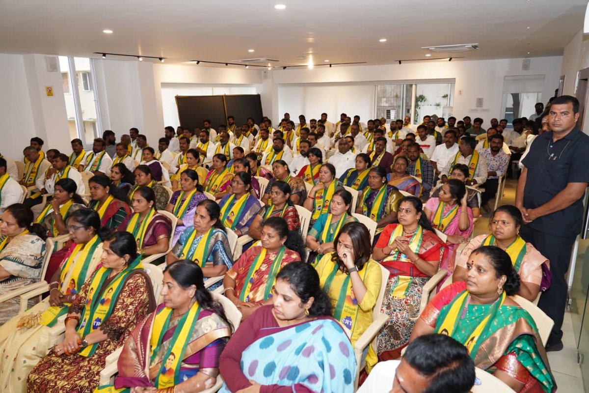 OfficeOfKavitha's tweet photo. బీసీలకు 50 శాతం రిజర్వేషన్ల కోసం ఆగస్టు 6న భారీ బహిరంగ సభ

జయశంకర్ సార్ జన్మదినం సందర్భంగా బీసీ రిజర్వేషన్ల సాధనకు సంకల్పం తీసుకుందాం

   - తెలంగాణ రక్షణ సేన అధ్యక్షులు కల్వకుంట్ల కవిత గారు

🔹బీసీలకు 50 శాతం రిజర్వేషన్లు సాధించేందుకు ఆగస్టు 6న హైదరాబాద్ లో భారీ బహిరంగ సభ నిర్వహిస్తున్నామని తెలంగాణ రక్షణ సేన అధ్యక్షులు కల్వకుంట్ల కవిత ప్రకటించారు. సోమవారం బంజారాహిల్స్ లోని టీఆర్ఎస్ ఆఫీస్ లో నిర్వహించిన పార్టీ బీసీ నాయకుల సమావేశంలో ఆమె మాట్లాడారు. ప్రొఫెసర్ జయశంకర్ సార్ జయంతి సందర్భంగా బీసీలకు 50 శాతం రిజర్వేషన్ల సాధన కోసం సంకల్పం తీసుకుంటామని తెలిపారు. ‘‘సామాజిక న్యాయ తెలంగాణ సాధన సభ’’ పేరుతో బహిరంగ సభ నిర్వహిస్తామన్నారు. బీసీలతో పాటు సమాజంలోని అన్ని వర్గాల వారిని ఒక్కతాటిపైకి తీసువచ్చి కేంద్ర, రాష్ట్ర ప్రభుత్వాలపై ఒత్తిడి పెంచుతామన్నారు. ముందు భౌగోళిక తెలంగాణ సాధించుకుందాం.. ఆ తర్వాత సామాజిక న్యాయ తెలంగాణ సాధన కోసం పాటు పడుదామన్న ప్రొఫెసర్ జయశంకర్ గారి సూచనల మేరకు తాము 5‌0 శాతం బీసీ రిజర్వేషన్ల సాధన కోసం పాటు పడుతున్నామని తెలిపారు. జనాభా దామాషా ప్రకారం బీసీ రిజర్వేషన్ల సాధన కోసం తెలంగాణ జాగృతి, టీఆర్ఎస్ రెండేళ్లుగా ప్రజాక్షేత్రంలో పని చేస్తున్నాయని గుర్తు చేశారు.

🔹ఆగస్టు 6న హైదరాబాద్ వేదికగా మనం నిర్వహించే బీసీలకు 50 శాతం రిజర్వేషన్ల సాధన సభ దేశ గతినే మార్చేస్తుందని విశ్వాసం వ్యక్తం చేశారు. తమిళనాడులోని స్కూళ్లలో ఎన్జీఆర్ ప్రారంభించిన మధ్యాహ్న భోజన పథకాన్ని ఇప్పుడు దేశవ్యాప్తంగా అమలు చేస్తున్నారని తెలిపారు. అదే విధంగా దేశవ్యాప్తంగా బీసీలకు 50 శాతం రిజర్వేషన్ల సాధన కోసం చేసే ఉద్యమాలకు హైదరాబాద్ సభ దిక్సూచీగా నిలుస్తుందన్నారు. ఆగస్టు 6 జయశంకర్ సార్ జయంతిని టీఆర్ఎస్ పార్టీ సామాజిక న్యాయ తెలంగాణ దినోత్సవంగా నిర్వహిస్తుందని తెలిపారు. తాము చేసిన ఉద్యమాలకు తలొగ్గే రాష్ట్రంలోని కాంగ్రెస్ ప్రభుత్వం బీసీలకు విద్య, ఉద్యోగాల్లో 42 శాతం, స్థానిక సంస్థల్లో 42 శాతం రిజర్వేషన్లు కల్పించేలా రెండు వేర్వేరు బిల్లులు అసెంబ్లీ, కౌన్సిల్ లో పాస్ చేసి కేంద్రానికి పంపిందన్నారు. కేంద్ర ప్రభుత్వం ఆ బిల్లులకు ఆమోదం తెలిపేలా రాష్ట్ర ప్రభుత్వం నుంచి కనీస ప్రయత్నాలు కూడా చేయడం లేదన్నారు. ‘‘మనమెంతో మనకంత’’ అనే నినాదం సాకారం కావాలంటే అన్ని వర్గాలను కలుపుకొని 50 శాతం రిజర్వేషన్ల సాధన కోసం ఐక్య ఉద్యమాలు చేద్దామని పిలుపునిచ్చారు.