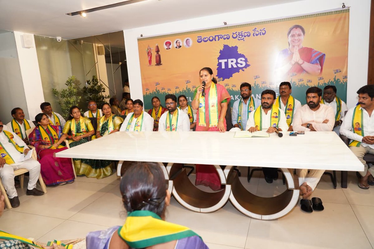 OfficeOfKavitha's tweet photo. బీసీలకు 50 శాతం రిజర్వేషన్ల కోసం ఆగస్టు 6న భారీ బహిరంగ సభ

జయశంకర్ సార్ జన్మదినం సందర్భంగా బీసీ రిజర్వేషన్ల సాధనకు సంకల్పం తీసుకుందాం

   - తెలంగాణ రక్షణ సేన అధ్యక్షులు కల్వకుంట్ల కవిత గారు

🔹బీసీలకు 50 శాతం రిజర్వేషన్లు సాధించేందుకు ఆగస్టు 6న హైదరాబాద్ లో భారీ బహిరంగ సభ నిర్వహిస్తున్నామని తెలంగాణ రక్షణ సేన అధ్యక్షులు కల్వకుంట్ల కవిత ప్రకటించారు. సోమవారం బంజారాహిల్స్ లోని టీఆర్ఎస్ ఆఫీస్ లో నిర్వహించిన పార్టీ బీసీ నాయకుల సమావేశంలో ఆమె మాట్లాడారు. ప్రొఫెసర్ జయశంకర్ సార్ జయంతి సందర్భంగా బీసీలకు 50 శాతం రిజర్వేషన్ల సాధన కోసం సంకల్పం తీసుకుంటామని తెలిపారు. ‘‘సామాజిక న్యాయ తెలంగాణ సాధన సభ’’ పేరుతో బహిరంగ సభ నిర్వహిస్తామన్నారు. బీసీలతో పాటు సమాజంలోని అన్ని వర్గాల వారిని ఒక్కతాటిపైకి తీసువచ్చి కేంద్ర, రాష్ట్ర ప్రభుత్వాలపై ఒత్తిడి పెంచుతామన్నారు. ముందు భౌగోళిక తెలంగాణ సాధించుకుందాం.. ఆ తర్వాత సామాజిక న్యాయ తెలంగాణ సాధన కోసం పాటు పడుదామన్న ప్రొఫెసర్ జయశంకర్ గారి సూచనల మేరకు తాము 5‌0 శాతం బీసీ రిజర్వేషన్ల సాధన కోసం పాటు పడుతున్నామని తెలిపారు. జనాభా దామాషా ప్రకారం బీసీ రిజర్వేషన్ల సాధన కోసం తెలంగాణ జాగృతి, టీఆర్ఎస్ రెండేళ్లుగా ప్రజాక్షేత్రంలో పని చేస్తున్నాయని గుర్తు చేశారు.

🔹ఆగస్టు 6న హైదరాబాద్ వేదికగా మనం నిర్వహించే బీసీలకు 50 శాతం రిజర్వేషన్ల సాధన సభ దేశ గతినే మార్చేస్తుందని విశ్వాసం వ్యక్తం చేశారు. తమిళనాడులోని స్కూళ్లలో ఎన్జీఆర్ ప్రారంభించిన మధ్యాహ్న భోజన పథకాన్ని ఇప్పుడు దేశవ్యాప్తంగా అమలు చేస్తున్నారని తెలిపారు. అదే విధంగా దేశవ్యాప్తంగా బీసీలకు 50 శాతం రిజర్వేషన్ల సాధన కోసం చేసే ఉద్యమాలకు హైదరాబాద్ సభ దిక్సూచీగా నిలుస్తుందన్నారు. ఆగస్టు 6 జయశంకర్ సార్ జయంతిని టీఆర్ఎస్ పార్టీ సామాజిక న్యాయ తెలంగాణ దినోత్సవంగా నిర్వహిస్తుందని తెలిపారు. తాము చేసిన ఉద్యమాలకు తలొగ్గే రాష్ట్రంలోని కాంగ్రెస్ ప్రభుత్వం బీసీలకు విద్య, ఉద్యోగాల్లో 42 శాతం, స్థానిక సంస్థల్లో 42 శాతం రిజర్వేషన్లు కల్పించేలా రెండు వేర్వేరు బిల్లులు అసెంబ్లీ, కౌన్సిల్ లో పాస్ చేసి కేంద్రానికి పంపిందన్నారు. కేంద్ర ప్రభుత్వం ఆ బిల్లులకు ఆమోదం తెలిపేలా రాష్ట్ర ప్రభుత్వం నుంచి కనీస ప్రయత్నాలు కూడా చేయడం లేదన్నారు. ‘‘మనమెంతో మనకంత’’ అనే నినాదం సాకారం కావాలంటే అన్ని వర్గాలను కలుపుకొని 50 శాతం రిజర్వేషన్ల సాధన కోసం ఐక్య ఉద్యమాలు చేద్దామని పిలుపునిచ్చారు.