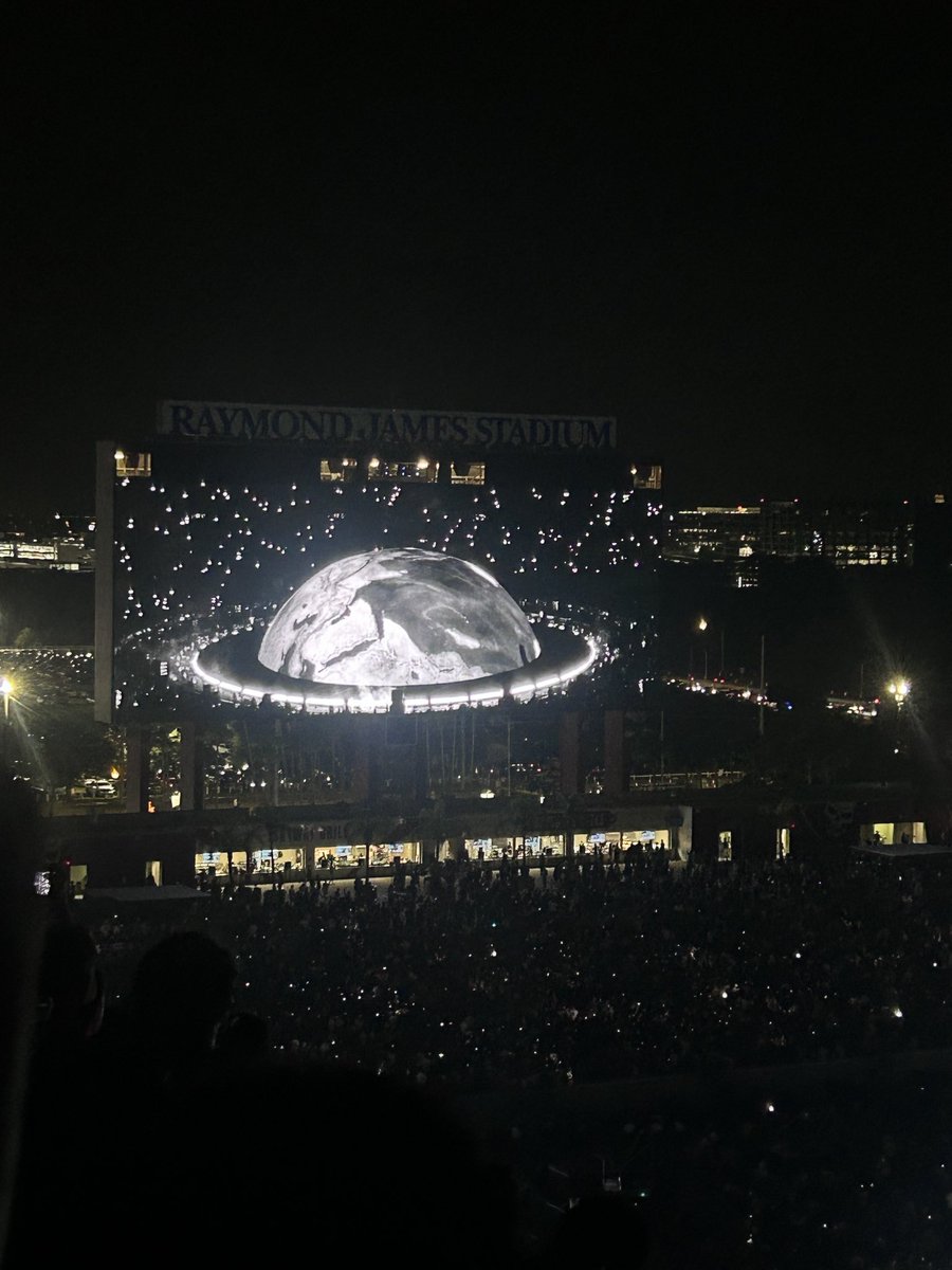 Gabyhernandez6_'s tweet photo. The most epic concert I’ve ever seen so freaking iconic. Love ye so much I was dying tho, it was hot afffff I was passing out high on everything drunk af. Damn it was so epic. https://t.co/BVa7MtIYmW