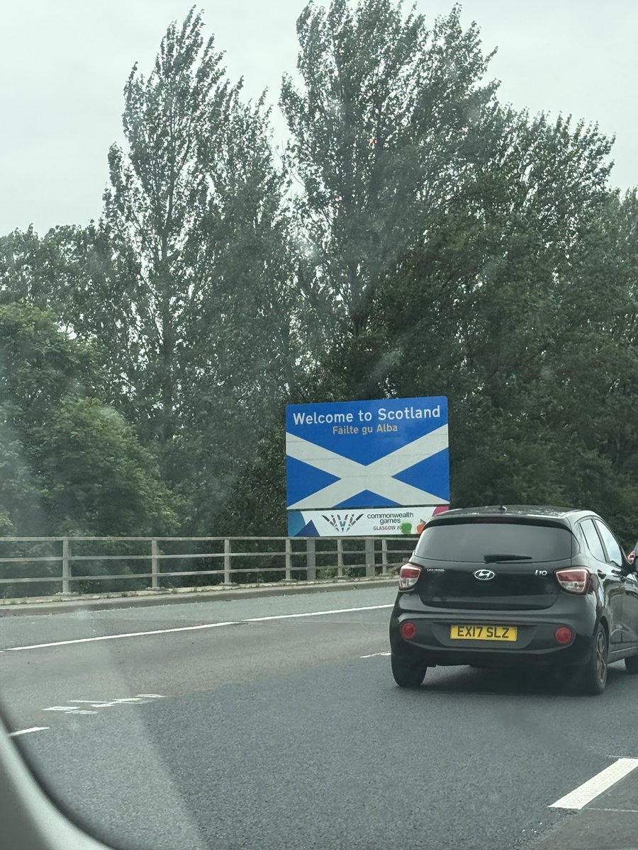 emmalxvery's tweet photo. the BEST thing you can see in England is this sign x x x https://t.co/VcjFMunUyx