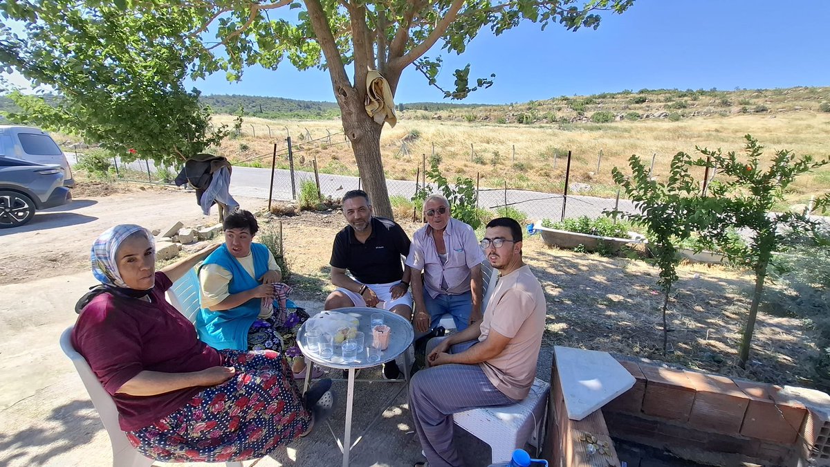 Ebuhamza22's tweet photo. @bornovabld nin otizmli evladı bulunan Mustafa dogrudil adli çiftçimize evi ve kumesine 5 milyon 671bin tl ceza yazması ardından Mustafa amca bugun kendi barindigi evini yikmak zorunda bırakıldı #8MilyonEveYapıKayıt @GaffarYakinca @murat_kurum @elifesendeva @Semamarasli @haciykk https://t.co/YdetjEvp2X