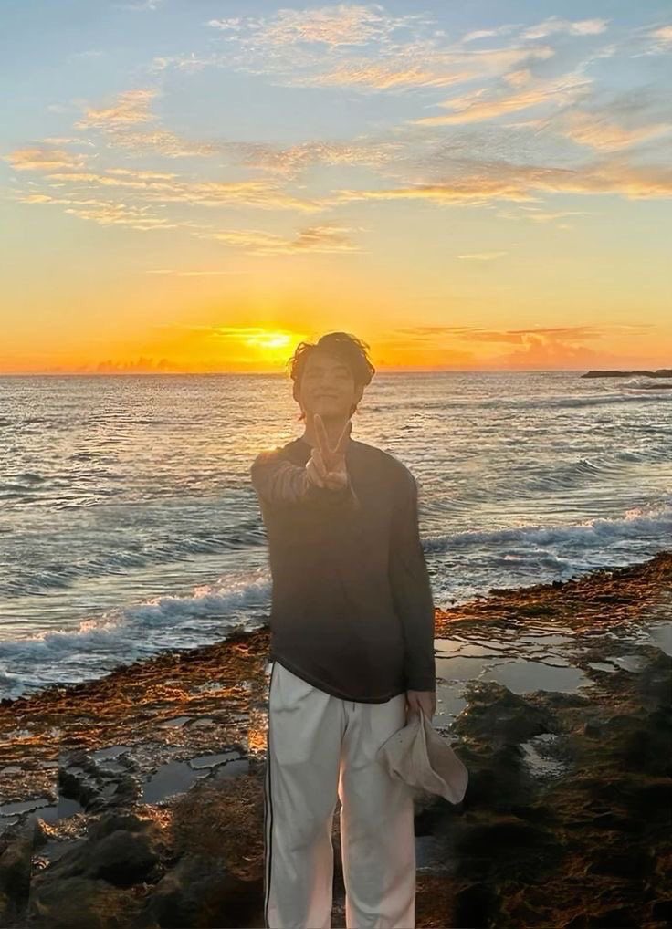 backstagedduda's tweet photo. eu e taehy vendo o nascer do sol in Rio ! :)🌺🌞🪼

#ARSD #ArmySelcaDay  #arsd https://t.co/sJ1NGS4YxA