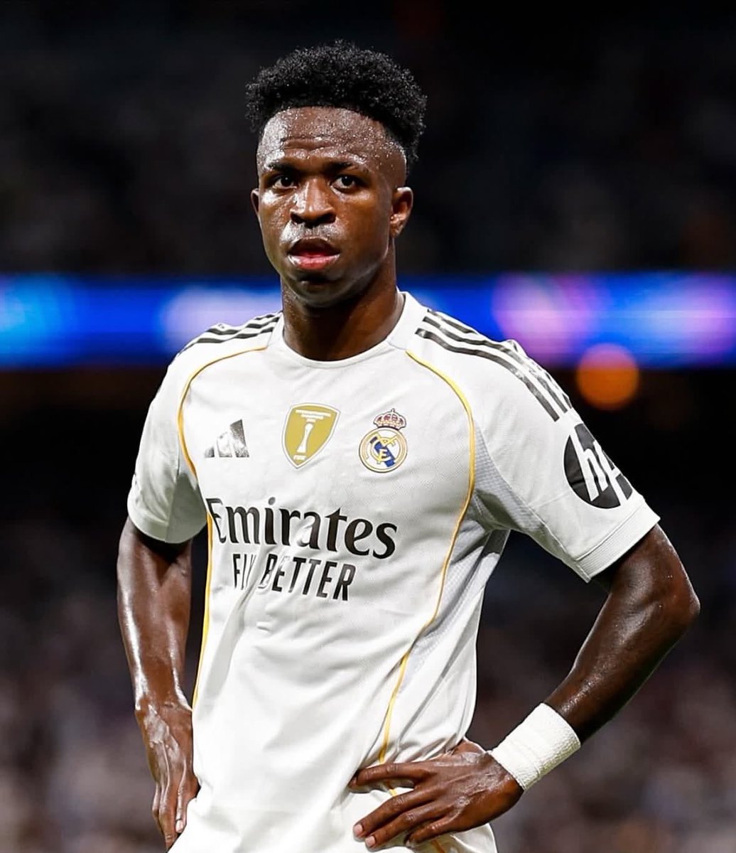 RealBrasil_BR's tweet photo. 🚨💣 O Real Madrid quer uma resolução rápida para a questão da renovação do contrato de Vini Jr: ou está dentro ou fora.

É uma questão financeira. O Real Madrid não quer arriscar que ele saia de graça em 2027. 

[@FabrizioRomano] https://t.co/ntCURptMhr