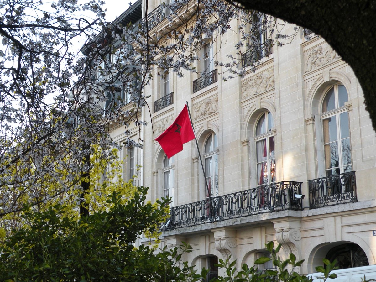 MoroccoIntel's tweet photo. 🇫🇷🇲🇦🇩🇿| L’ambassade du Royaume du Maroc 🇲🇦 en France 🇫🇷 CONDAMNE avec la « plus grande fermeté » et PORTE PLAINTE suite aux « événements graves et inacceptables » ayant eu lieu samedi au quartier des 4 Chemins à Aubervilliers.

Une bande de CLANDESTINS ALGÉRIENS 🇩🇿, par ailleurs impliqués dans divers trafics, avaient volé et brûlé des drapeaux du Maroc 🇲🇦 après avoir harcelé et insulté "d'animaux" des femmes et enfants marocains.