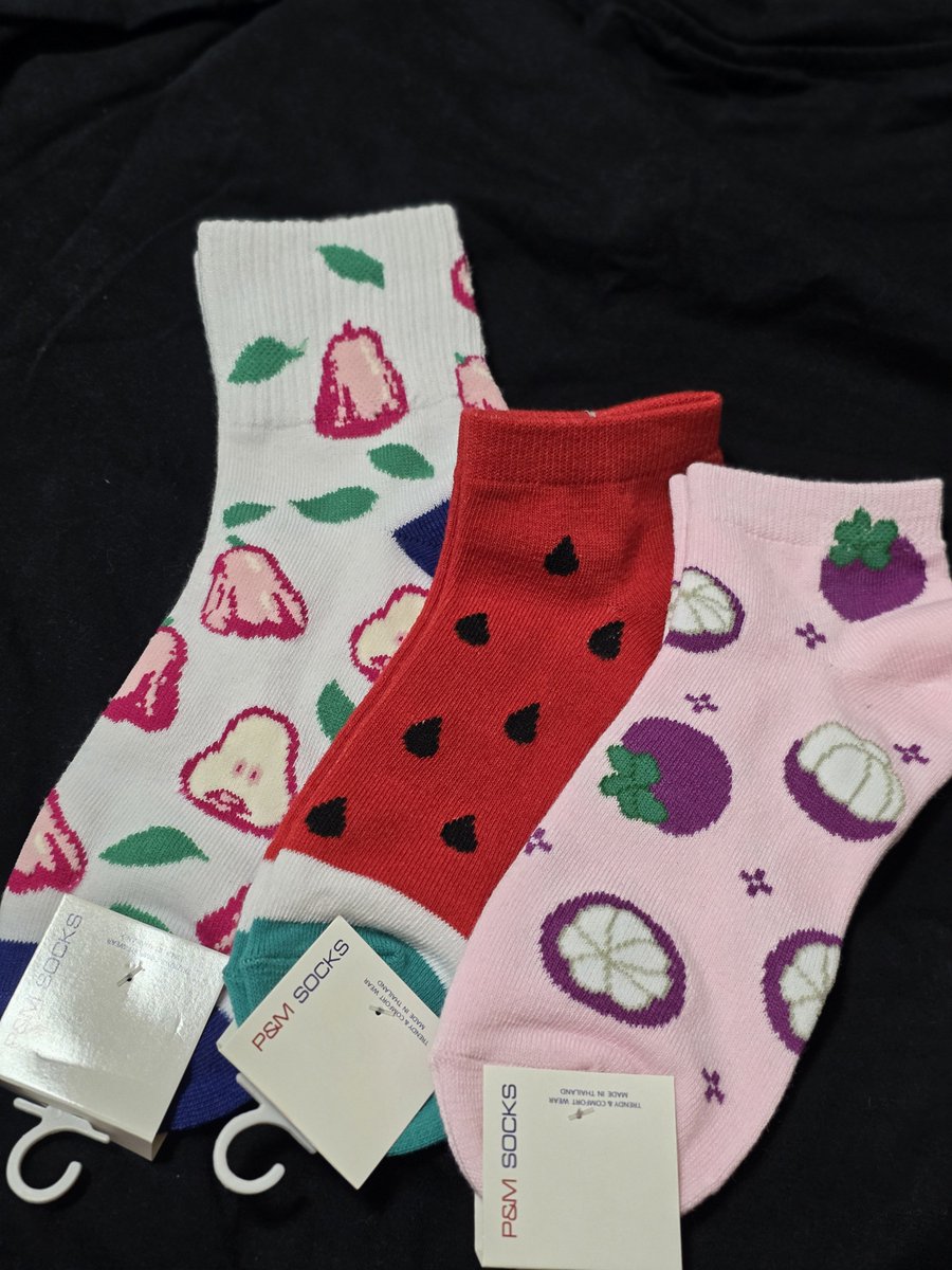Harukamiyan_'s tweet photo. チャトチャで買った、バラマキ土産に良さげな靴下🧦
5足100バーツだから1足100円ぐらい、チャトチャの色んなとこで売ってたのでオススメ🙆‍♀️ https://t.co/1S7yLC0lOR