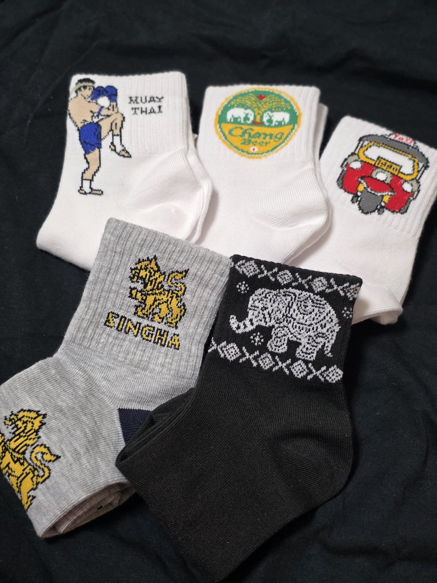 Harukamiyan_'s tweet photo. チャトチャで買った、バラマキ土産に良さげな靴下🧦
5足100バーツだから1足100円ぐらい、チャトチャの色んなとこで売ってたのでオススメ🙆‍♀️ https://t.co/1S7yLC0lOR