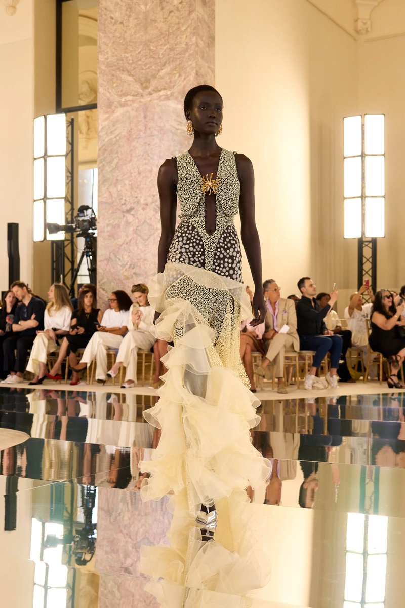 itsbleekerxox's tweet photo. Schiaparelli Couture FW26 by Daniel Roseberry; The Abyss of anemones, echinoideas, &amp; bioluminescent creatures &amp; blanket cephalopods https://t.co/LXDaAJaiAV