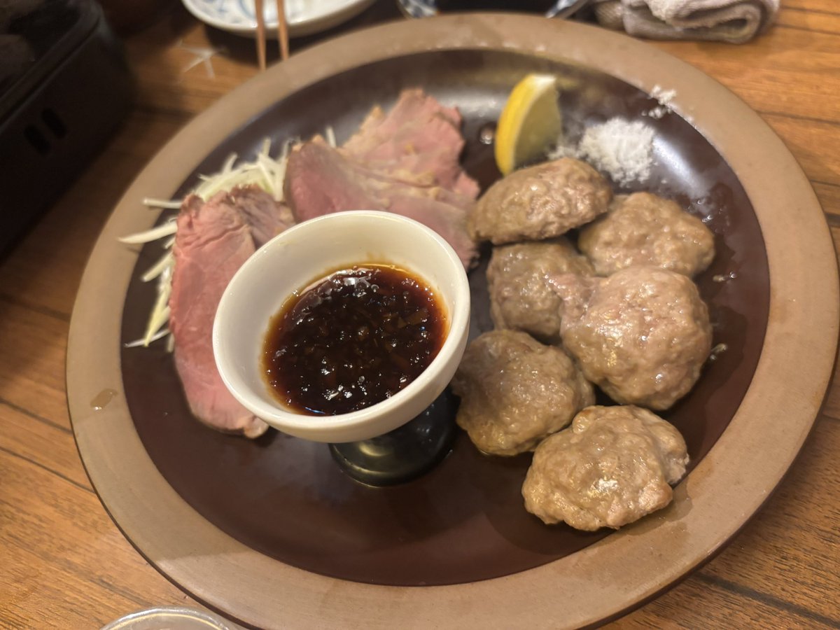 watashige3's tweet photo. 今日さ京都出張に来ています。
夜は佐々木酒造プロデュースの聚楽第へ。
始めてハモしゃぷ食べましたが、美味しい。
佐々木酒造の純米酒に酔く合いました。
初夏の京都に伺えて幸せ🍶
#京都
#古典酒場部
#酒場好き
#聚楽第 https://t.co/NMBHLBusqs