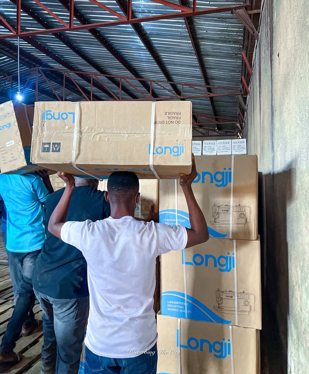 Umarz9's tweet photo. Are you a fashion designer looking to upgrade your production? 
Don’t trees 
Longji sewing machine got you covered ! 

We deliver: worldwide 
Location: Jos 
Dm for price https://t.co/6zyJ7TWQRl
