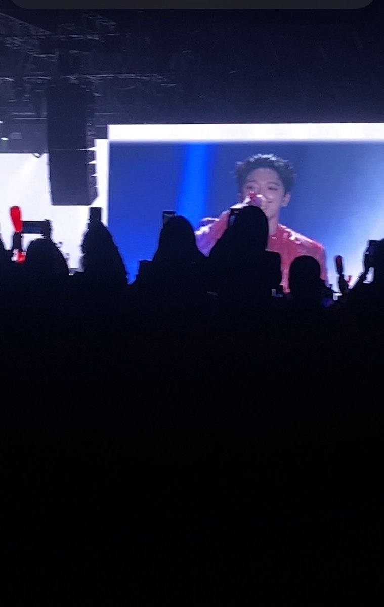 jjnvin's tweet photo. Ohhh babe makalagot sabi stand up lang di naman sinabing mag stand sa chair 😡 partida naka barricade pa kami niyan di na nga kami naakyat sa barricade para makakita yung nasa likod pero yung mga naka seated nag standing na edi sana kami nalng nag seated ka topash ah https://t.co/IzzdLFYwBr