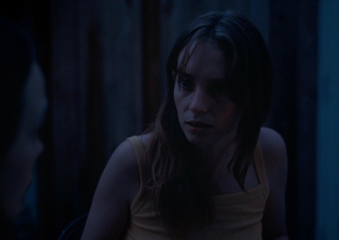 lesbocine's tweet photo. O curta The Non-Actor, dirigido por Eliza Barry Callahan e estrelado por Maya Hawke e Victoria Pedretti, estreia na MUBI em 10 de julho.

Na história, Elliot passa a se hospedar na casa da nova namorada de sua ex enquanto participa de um tratamento experimental para sua recente perda auditiva. Conforme tenta se adaptar à nova realidade, uma conexão inesperada começa a surgir entre as duas mulheres.