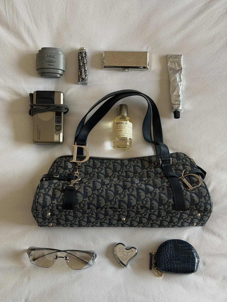 tashteshtish's tweet photo. what’s in my summer bags https://t.co/TSUJCrHNzY