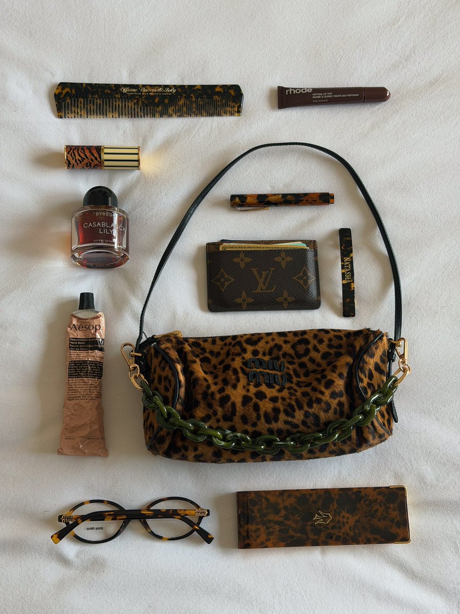tashteshtish's tweet photo. what’s in my summer bags https://t.co/TSUJCrHNzY