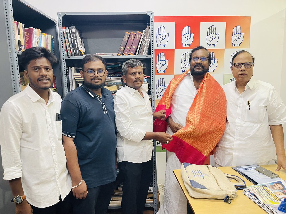 SALAMMASS1's tweet photo. தமிழ்நாடு காங்கிரஸ் கமிட்டி துணைத் தலைவர் திரு.கோபண்ணா அவர்கள் அலுவலகத்தில் மயிலாடுதுறை முன்னாள் பாராளுமன்ற உறுப்பினர் திரு. பிவி இராஜந்திரன் அவர்களை தமிழ்நாடு மாணவர் காங்கிரஸ் தலைவர் திரு. சின்னதம்பி, தமிழ்நாடு மாணவர் காங்கிரஸ் சமூக ஊடகப்பிரிவு மாநில தலைவர் அப்துல் சலாம் மற்றும் மாணவர் காங்கிரஸ் சமூக ஊடகப்பிரிவு மாநில ஒருங்கிணைப்பாளர் ஜான் ஆகியோர் மரியாதை நிமித்தமாக சந்தித்தனர்.