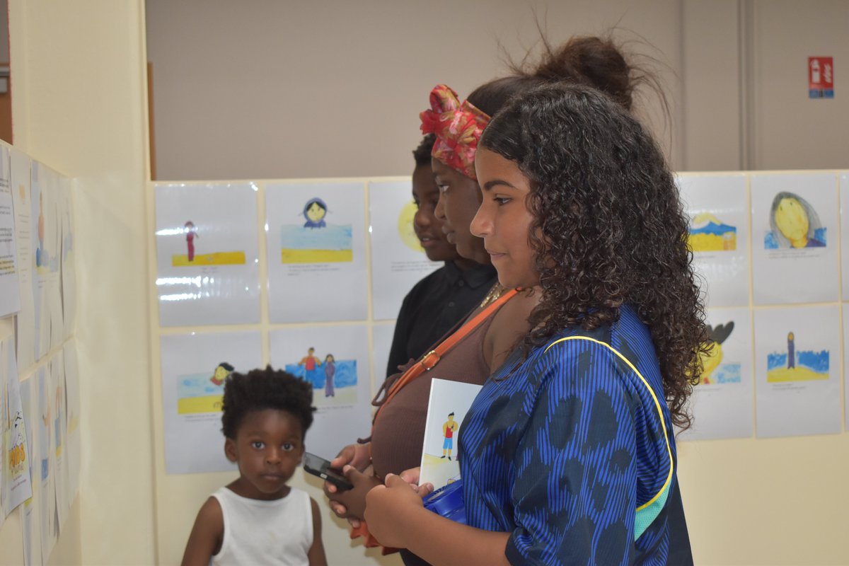 LorientAgglo's tweet photo. 👧 Animations scolaires
👏 Les élèves de CM1-CM2 de l’école Henri Barbusse à #Lanester
📖 Ont reçu leur livre Poids Plume, écrit &amp; illustré avec Bretagne Vivante &amp; d’Arzhella
💙 Une belle histoire faisant écho à la fragilité du Gravelot &amp; à la lutte contre le harcèlement scolaire https://t.co/n5dJUBIlFD