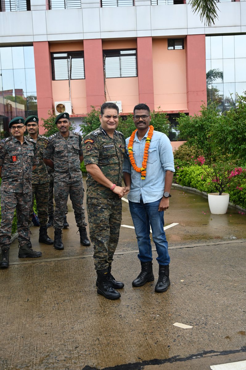 208CoBRA_CRPF's tweet photo. 208 कोबरा बटालियन ने  श्री MAHAVISNU R, AC को भावभीनी विदाई दी, जो अपने स्थानांतरण के बाद जीवन के एक नए सफर की शुरुआत कर रहे हैं। https://t.co/uLS60iA5vW
