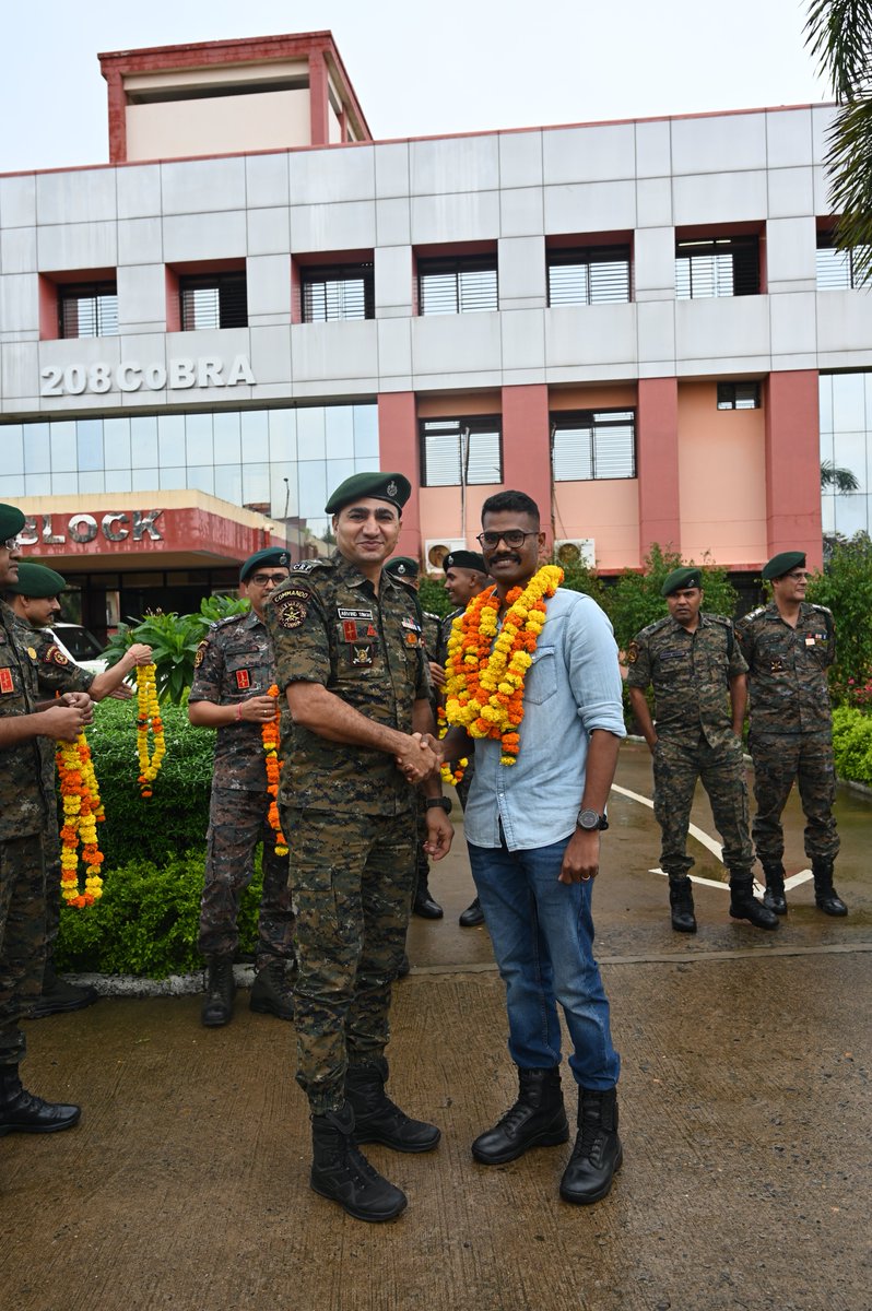 208CoBRA_CRPF's tweet photo. 208 कोबरा बटालियन ने  श्री MAHAVISNU R, AC को भावभीनी विदाई दी, जो अपने स्थानांतरण के बाद जीवन के एक नए सफर की शुरुआत कर रहे हैं। https://t.co/uLS60iA5vW