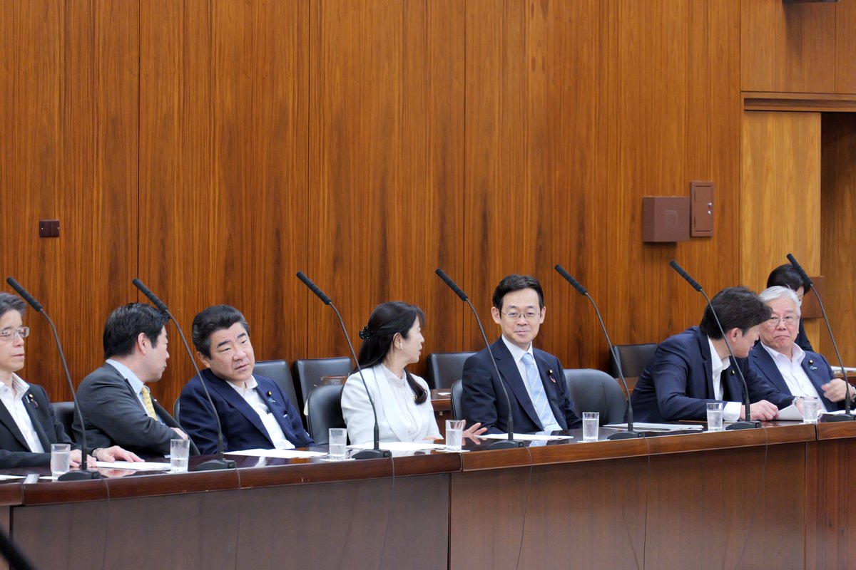 KenAkamatsu's tweet photo. 本日は、16時半からMANGA議連で、韓国から来日した韓国版マンガ議連の議員さん達と意見交換会。主に海賊版対策やIPビジネス論について。同行してきた韓国クリエイターの間でも『ラブひな』の知名度は高いようで、おみやげに『ラブひな27周年記念本』や『国会にっき』全巻セットをプレゼント。短い会談だったが、韓国がマンガ産業のどこに重点を置いているのか、凄くよく理解できた。

12:20から国会対策委員会。今後の国会運営に関して報告など。
13時から行政監視委員会。
14時から文科省レク。骨太について最後のアクション。