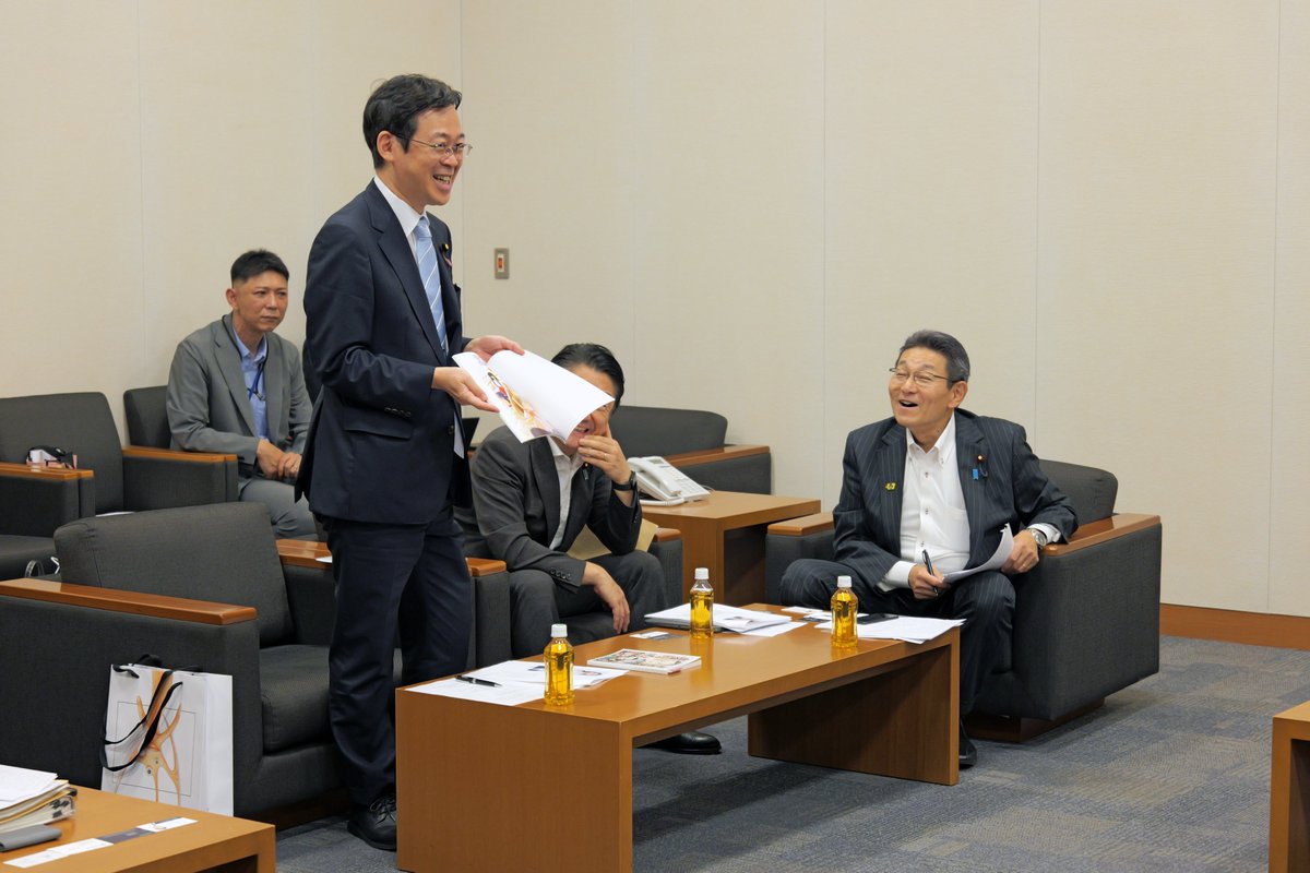 KenAkamatsu's tweet photo. 本日は、16時半からMANGA議連で、韓国から来日した韓国版マンガ議連の議員さん達と意見交換会。主に海賊版対策やIPビジネス論について。同行してきた韓国クリエイターの間でも『ラブひな』の知名度は高いようで、おみやげに『ラブひな27周年記念本』や『国会にっき』全巻セットをプレゼント。短い会談だったが、韓国がマンガ産業のどこに重点を置いているのか、凄くよく理解できた。

12:20から国会対策委員会。今後の国会運営に関して報告など。
13時から行政監視委員会。
14時から文科省レク。骨太について最後のアクション。