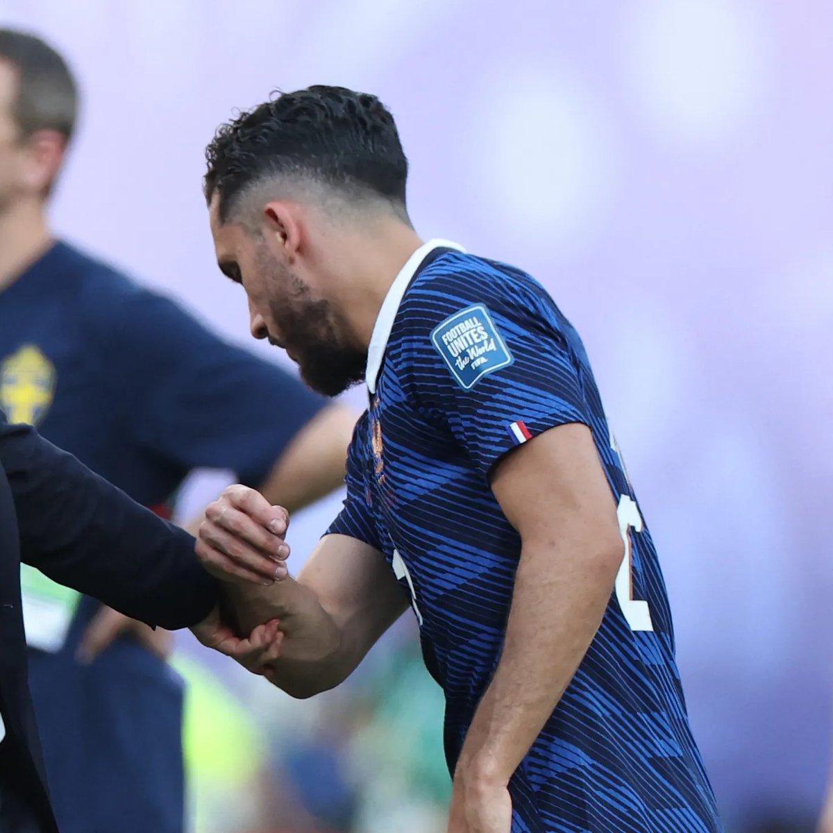 makemorocco's tweet photo. 🚨🚨💣𝐄𝐗𝐂𝐋𝐔 : Tensions dans le vestiaire des Bleus🇫🇷 avant d'affronter le Maroc🇲🇦 !🤯

Le ton monte entre Didier Deschamps et Rayan Cherki.

Frustré de ne jouer que des miettes de matchs déjà pliés (6 minutes contre le Paraguay, 5 face à la Suède), le milieu offensif ne comprend plus son rôle au sein de l'effectif. 

Il pousse fortement pour être titularisé lors du choc face au Maroc, jugeant la présence de Michael Olise🏴󠁧󠁢󠁥󠁮󠁧󠁿🇳🇬 (déjà sous le coup d'un carton jaune) beaucoup trop risquée. 

Face à cette situation explosive en interne, c'est le capitaine Kylian Mbappé qui a dû intervenir personnellement pour jouer les médiateurs et tenter de le raisonner dans l'intérêt supérieur de l'équipe. 

Affaire à suivre🔍...