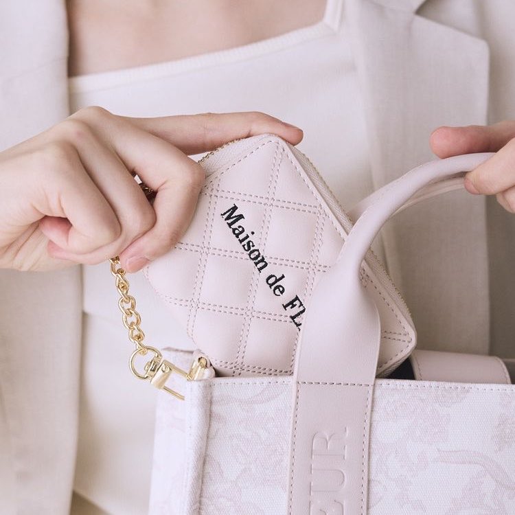 MaisondeFLEUR1's tweet photo. ＼7月19日は最強開運日🎀／
新しいお財布を迎えたり、使い始めたりするタイミングとして注目される特別な日。
7月19日に向けて、新作コインケースが登場します✨。

コインや常備薬など細かなものをすっきり収納でき、バッグに取り付けて持ち歩けるのも嬉しいポイント◎

WEB:7/9(thu)20:00～
SHOP:7/10(fri)～
全国ショップ／earth music＆ecology イオンモール岡山店（Maison de FLEUR 併設店舗）

詳細はこちら▽
https://t.co/LW2lRsZix1