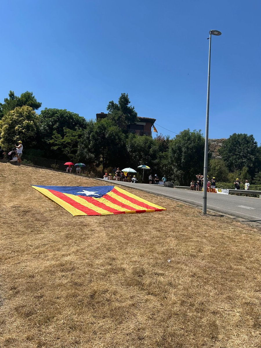 CDRCalldetenes's tweet photo. El #TDF2026 a Santa Eugènia de Berga! Independència Països Catalans! ✊🏾
@CDRCatOficial 
@CDRepublicaVic https://t.co/M7WW9KesCf