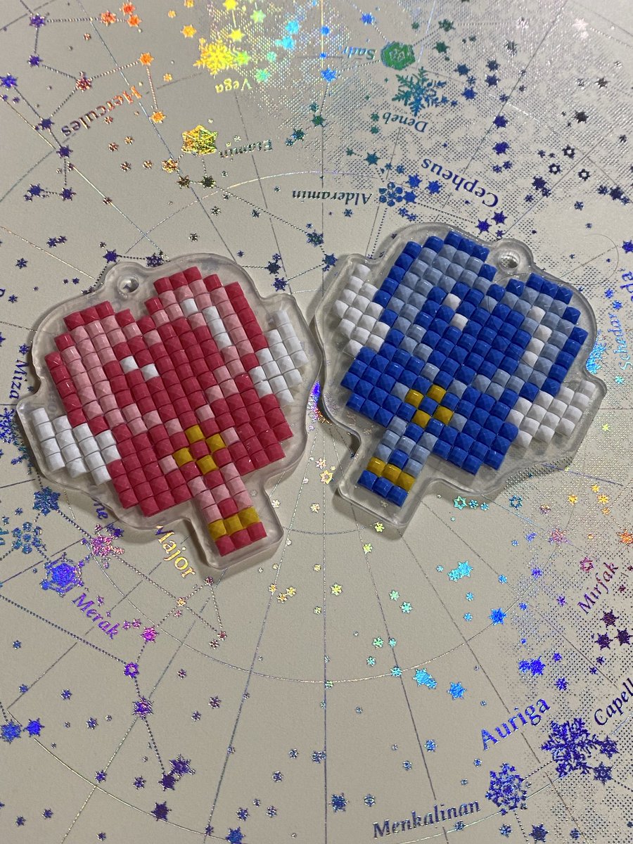 01Rin01's tweet photo. レジンが上手くいかなくて、
あ゛〜ってなったので、100均で見つけたビーズアート作りました。下地に書いてある番号と同じ色をひたすら貼り付け。後でポールチェーンつけます。
パープルカラー販売されないかなぁ……… https://t.co/j0z0aqRgfH