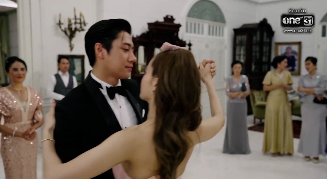 BuChayamuk's tweet photo. เต้นรำแบบนี้ นึกถึงวันที่ตะวันแต่งงานกับลูกจันเลย 

SUNSET IN WINTER EP13

#เหมันต์ตะวันรอนEP13 https://t.co/GP2ebyA0a1
