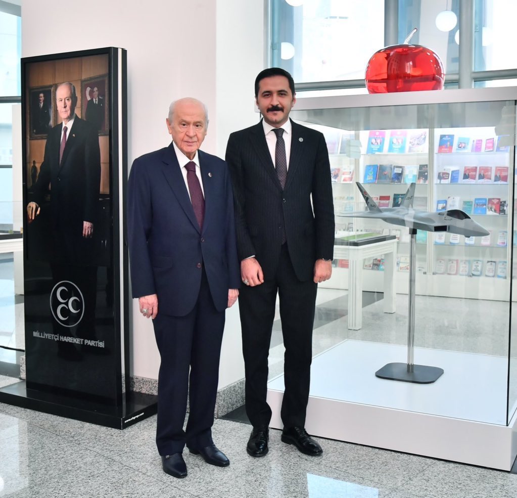 KulteginOzkan's tweet photo. Liderlik, yalnızca bir dönemi yönetmek değil; tarihe mührünü vurmaktır.

Liderimiz Sayın Devlet Bahçeli; otuz yıldır devleti önceleyen iradesi, ülküsüne sadakati ve milletine adanmış mücadelesiyle Türk milletinin gönlüne mührünü vurmuş, silinmeyecek izler bırakmıştır.

Her sözünü nasihat, her duruşunu örnek, her mücadelesini şeref bildiğimiz ve evlâdı olmakla her daim iftihar ettiğimiz Sayın Liderimiz var olsun.

Şanla, şerefle geçen 30. yıl kutlu olsun.