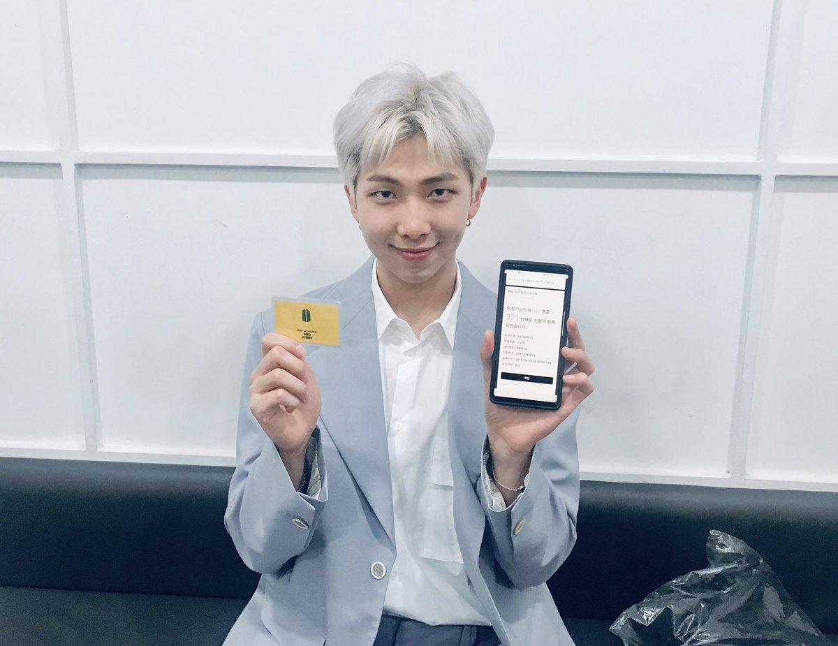 _YNWA613's tweet photo. นึกถึงตำนานศลป.ปลอมเป็นฟค.ตอน 2019 นัมจุนปลอมเป็นอาร์มี่ ฮีลงชื่อเข้าพรีเร็คคอร์ดที่จำกัดผู้เข้าชม 500 คนและนัมจุนก็ได้ #371 หลังจากนั้นฮีก็มาเฉลย เอาผลงานมาโชว์ ทวิตบอกว่า "ผมทำสำเร็จแล้ว" และยินดีกับอาร์มี่ที่ได้ #501 เพราะตัดฮีออก นี่แหละฟค.ตัวยงของอาร์มี่ 55555 https://t.co/YVuNPYMsuD